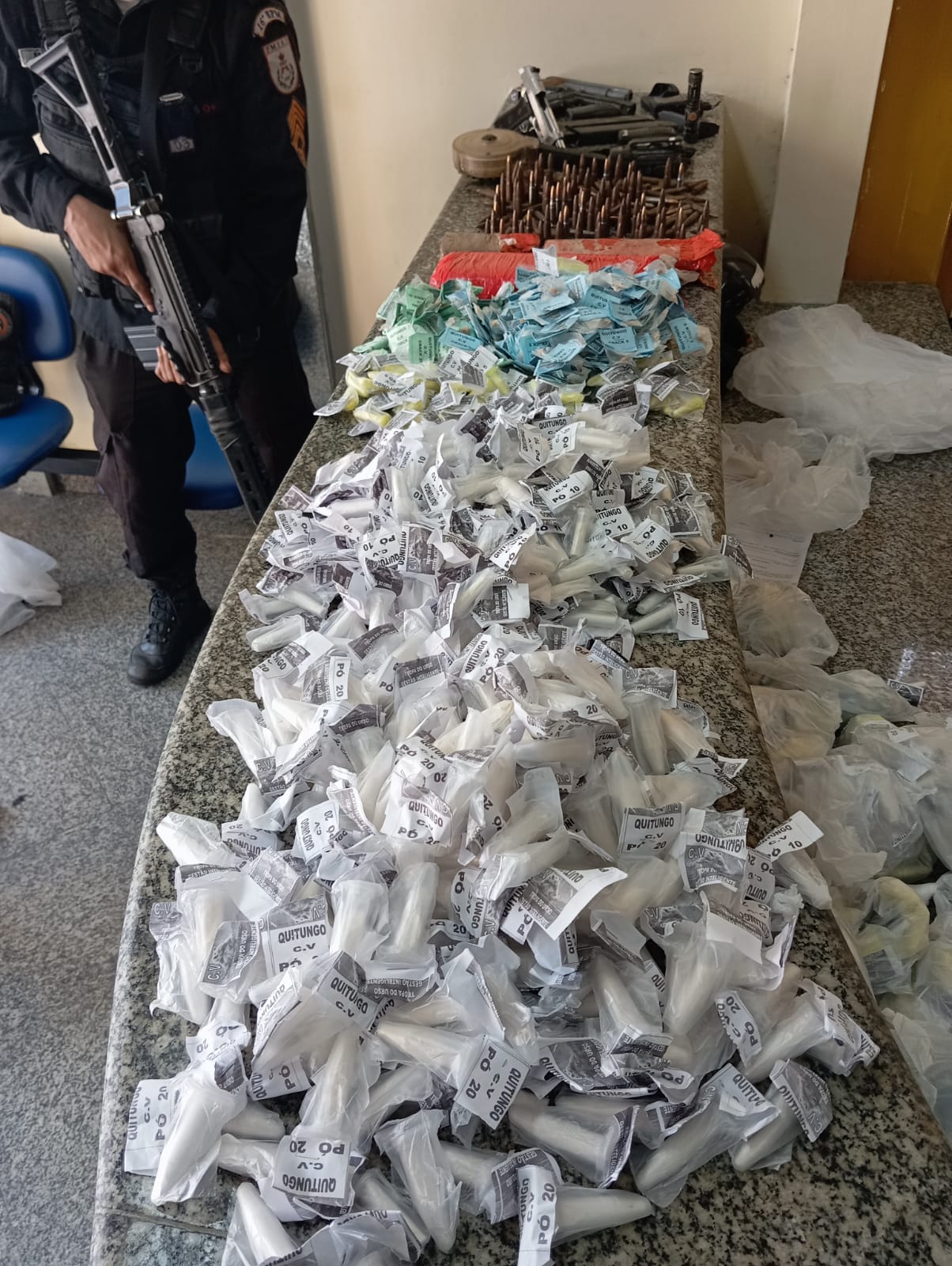 Batalhão de Olaria apreende drogas, arma e munições na Comunidade do Quitungo